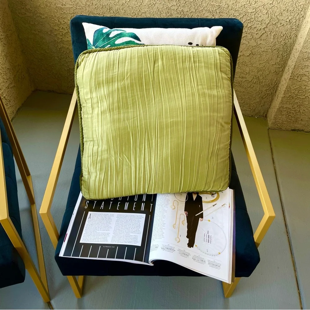 Such Home Collection Olives Green Filled Pillow W 17” / D 17” / H 4